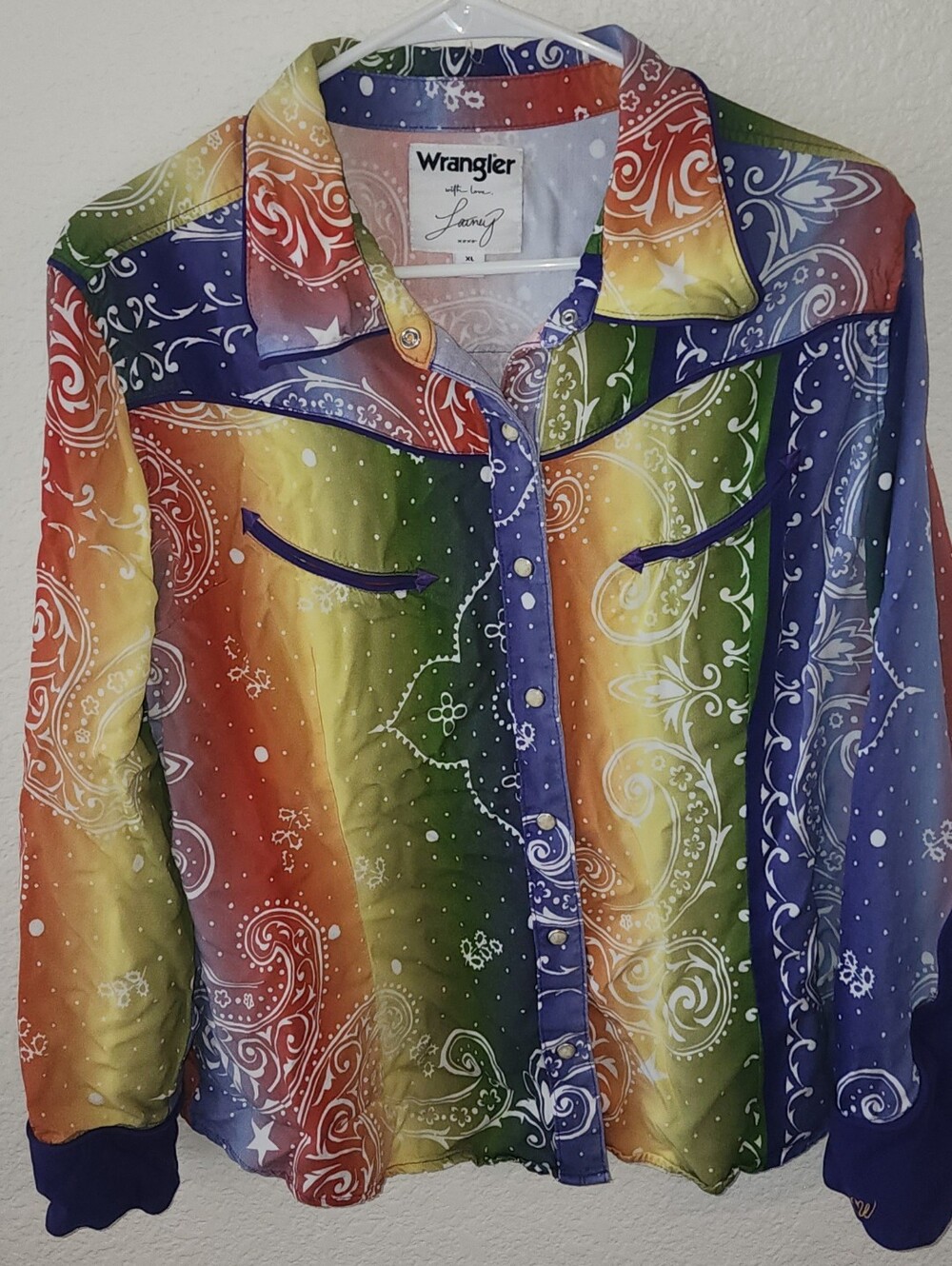 🌈 Wrangler x Lainey Wilson Rainbow Bandana Snap Shirt — Size XL - Picture 9 of 10